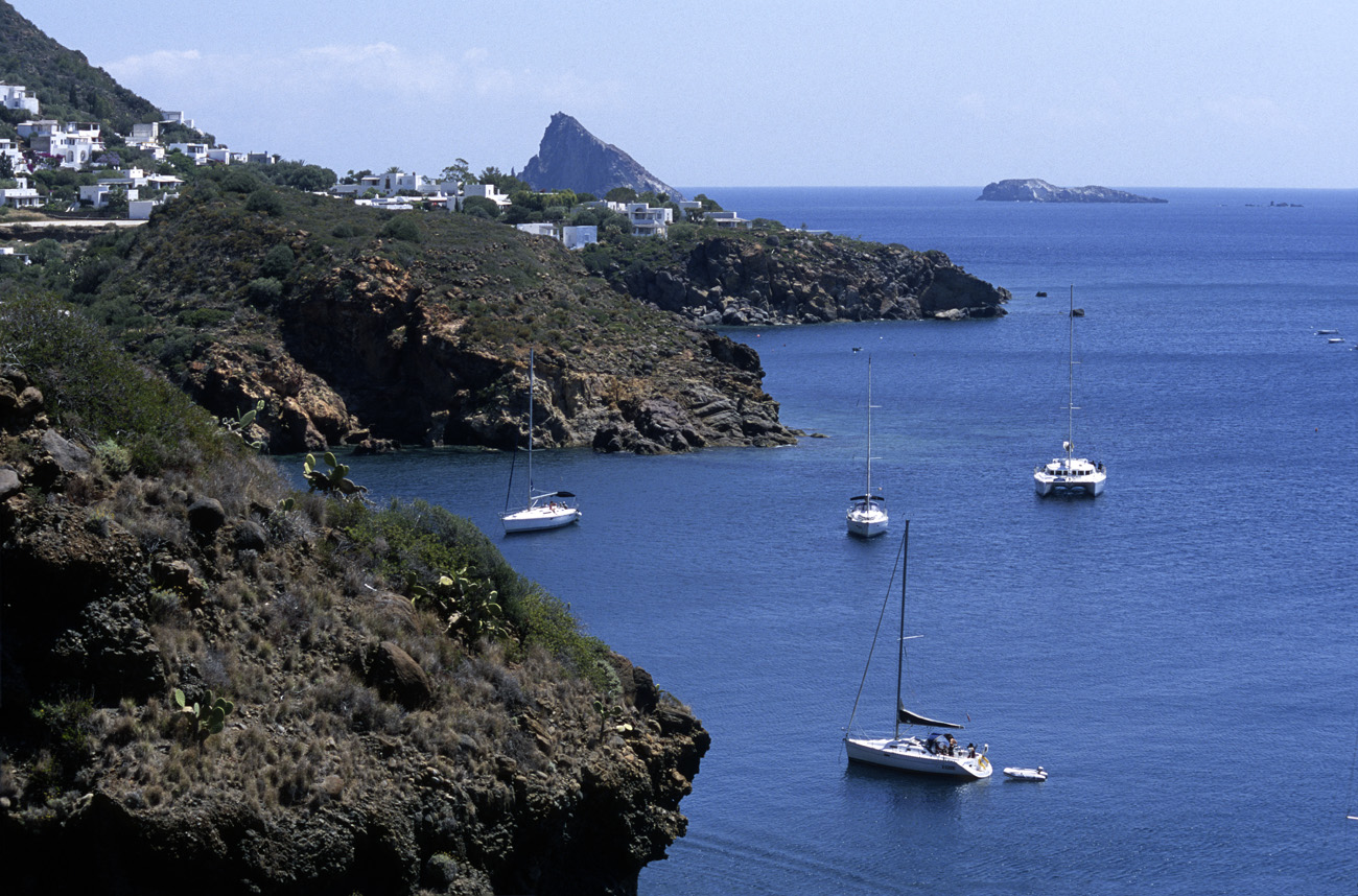 eol06_356.jpg - Italie, îles Eoliennes Panarea vue magnifique de la côte depuis un site néolithique défendu naturellement par les falaises, dans un cadre étonnant  Fuji Velvia 100 F