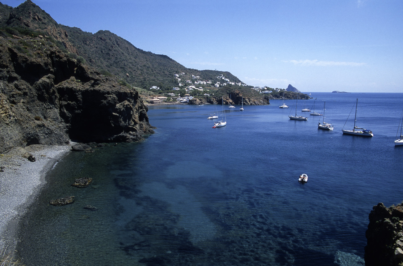 eol06_358.jpg - Italie, îles Eoliennes Panarea l'une de petites criques près d'un site néolithique défendu naturellement par les falaises : dommage que le guide n'ait pas prévenu, personne n'a pris son maillot de bain Fuji Velvia 100 F