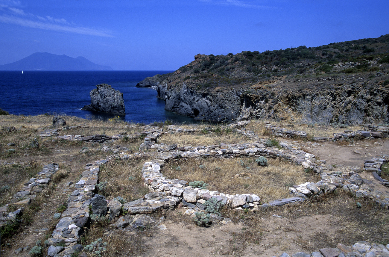 eol06_360.jpg - Italie, îles Eoliennes Panarea un site néolithique défendu naturellement par les falaises, dans un cadre étonnant face à Vulcano et Lipari que l'on distingue au loin Fuji Velvia 100 F