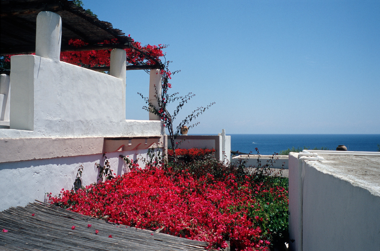 eol06_362lb.jpg - Italie, îles Eoliennes Panarea coup d'oeil par dessus un mur de propriété Fuji Velvia 100F