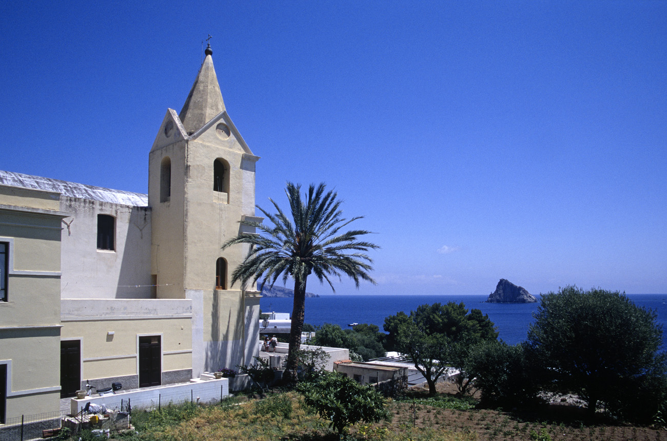 eol06_363.jpg - Italie, îles Eoliennes Panarea petite église au dessus et à l'écart du village Fuji Velvia 100 F