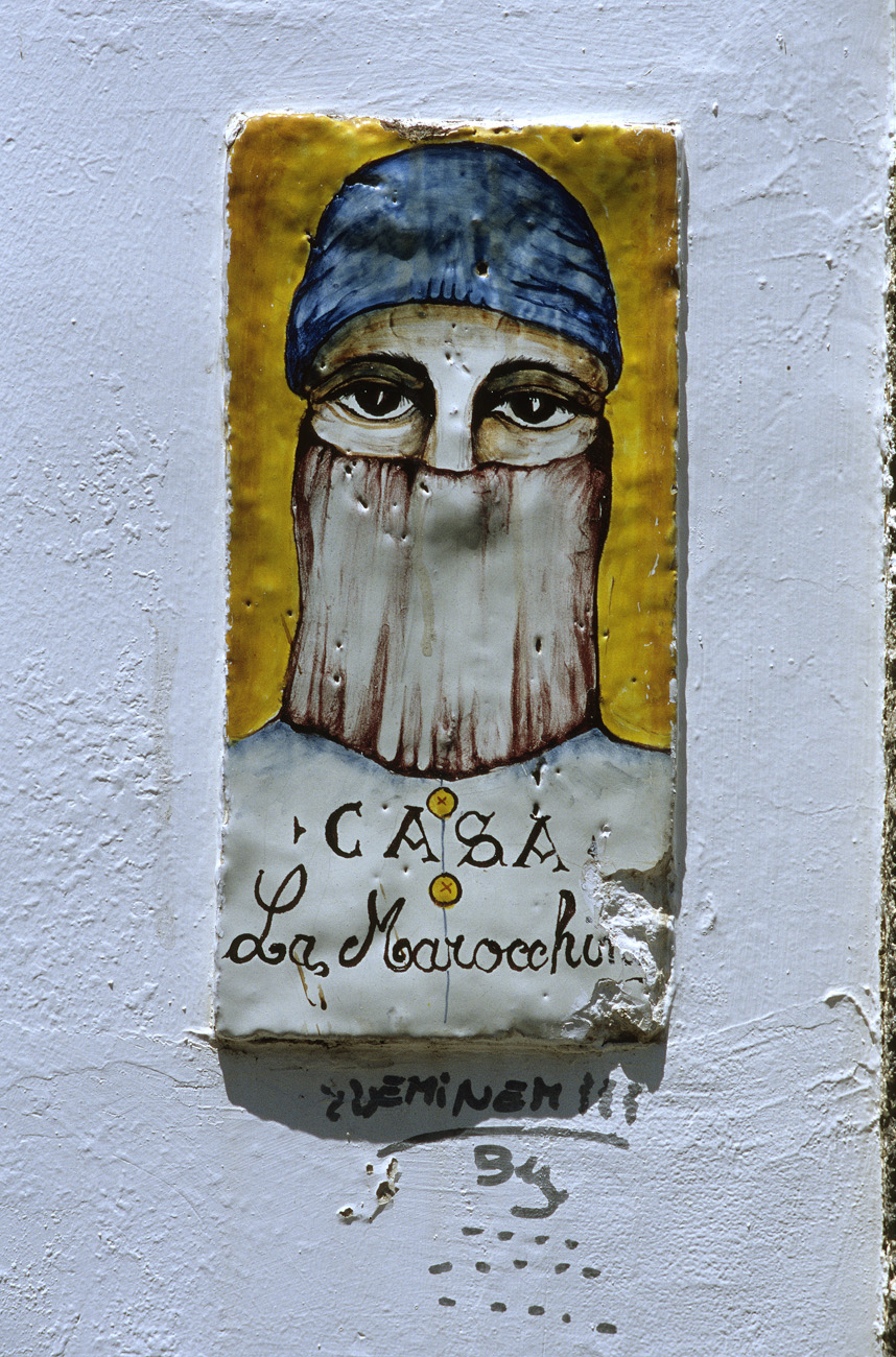 eol06_365.jpg - Italie, îles Eoliennes Panarea beaucoup de superbes villas ont fait placer sur leur mur donnant sur la rue une céramique exécutée par un artiste, ici c'est la villa La Marrochina Fuji Velvia 100 F