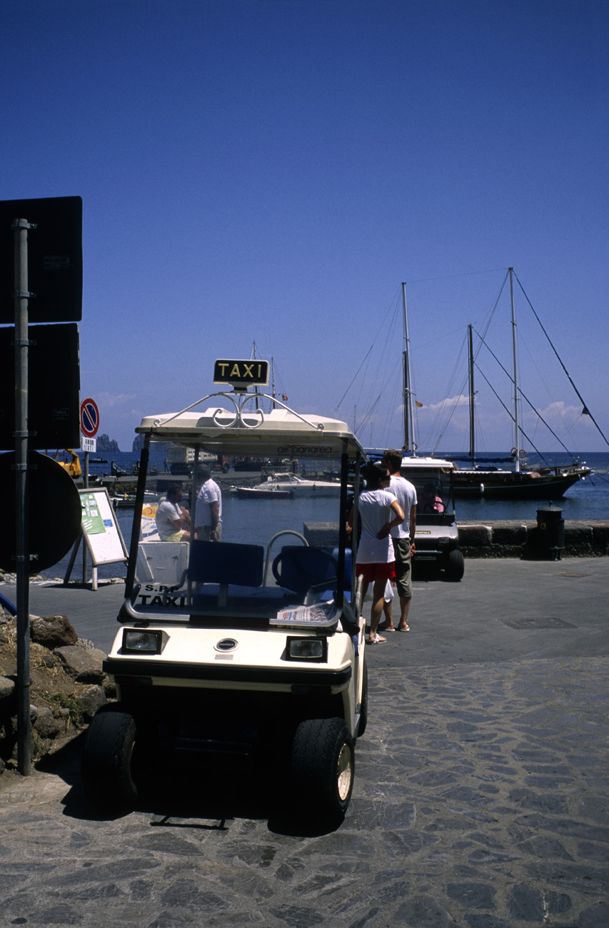 eol06_365la.jpg - Italie, îles Eoliennes Panarea au port, un des petits engins, depuis peu  électriques, qui permettent de se déplacer sans bruit dans les ruelles étroites Fuji Velvia 100F