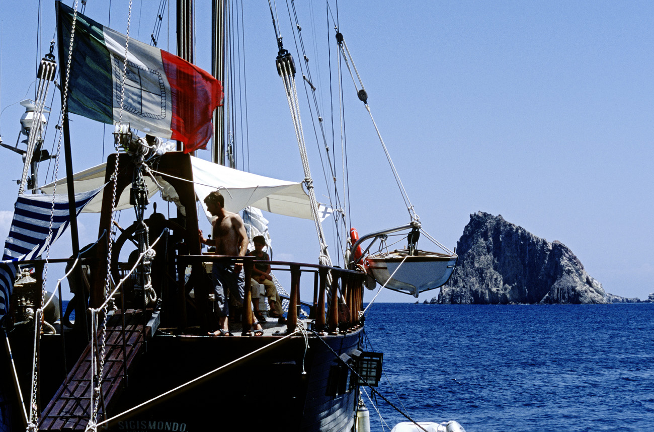 eol06_366.jpg - Italie, îles Eoliennes Panarea on repart vers Stromboli en passant près des ilôts secondaires de Panarea Fuji Velvia 100 F