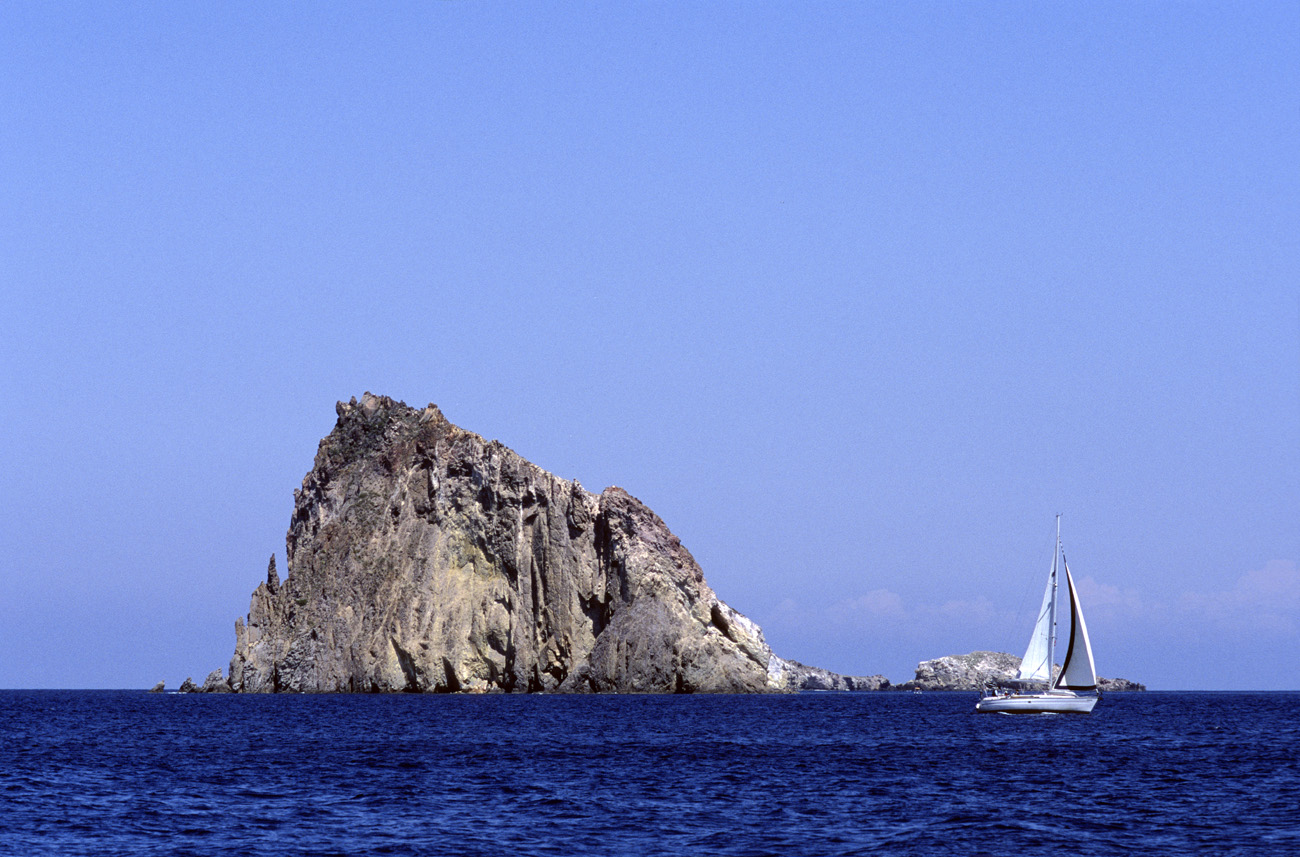 eol06_367.jpg - Italie, îles Eoliennes Panarea on repart vers Stromboli en passant près des ilôts secondaires de Panarea Fuji Velvia 100 F