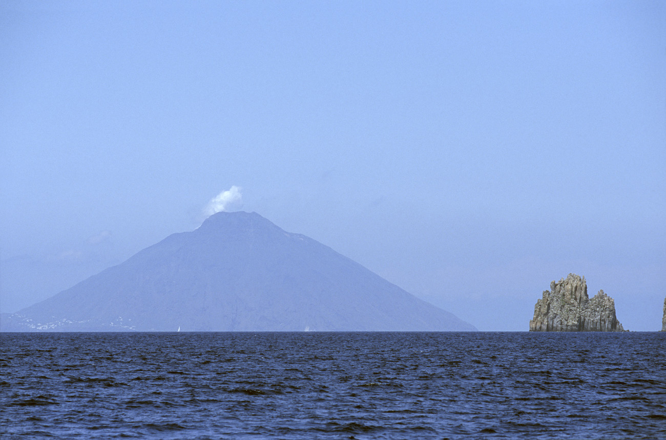 eol06_368.jpg - Italie, îles Eoliennes Stromboli on repart vers le Stromboli empanaché en passant près des ilôts secondaires de Panarea Fuji Velvia 100 F