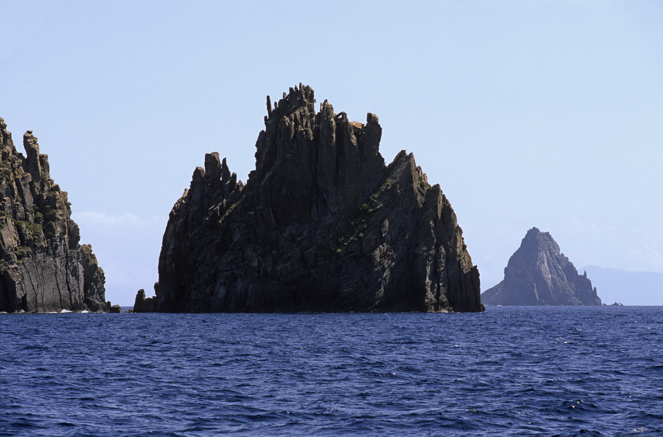 eol06_375.jpg - Italie, îles Eoliennes Panarea on repart vers le Stromboli en passant près des ilôts secondaires de Panarea Fuji Velvia 100 F