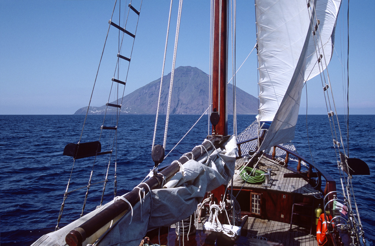 eol06_380.jpg - Italie, îles Eoliennes Stromboli Stromboli nous voilà Fuji Velvia 100 F