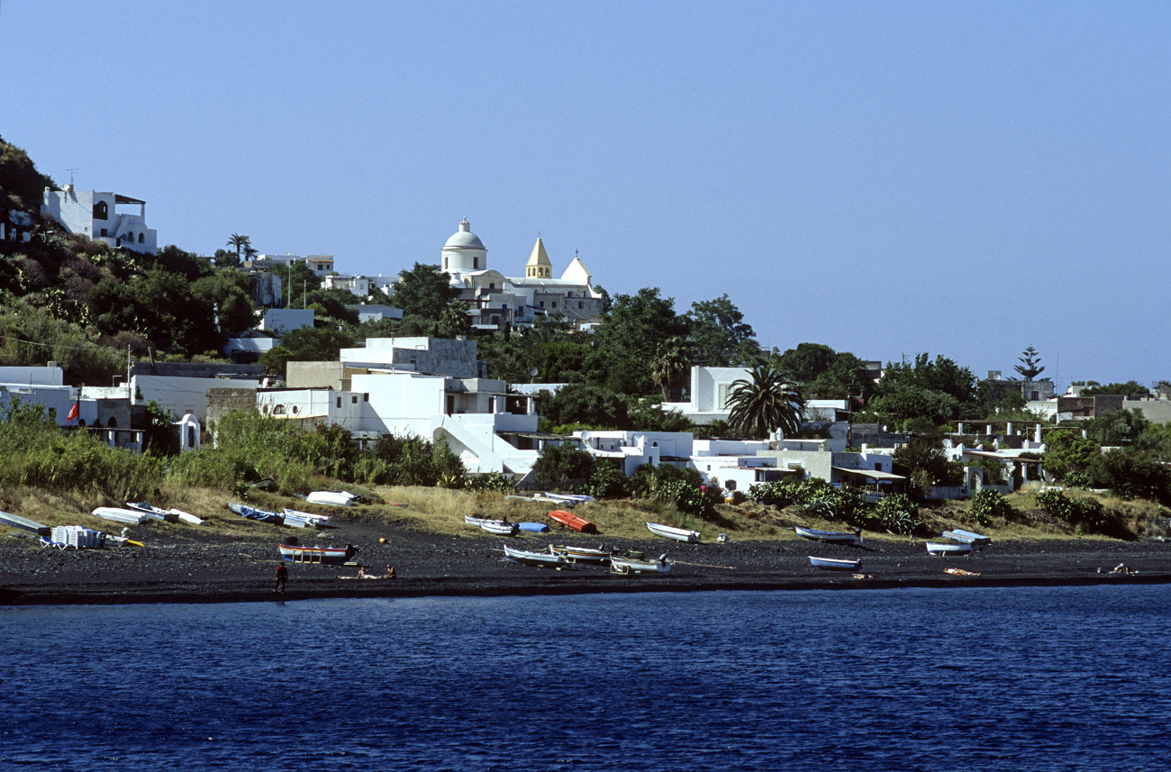 eol06_382.jpg - Italie, îles Eoliennes Stromboli San Vicenzo Fuji Velvia 100 F