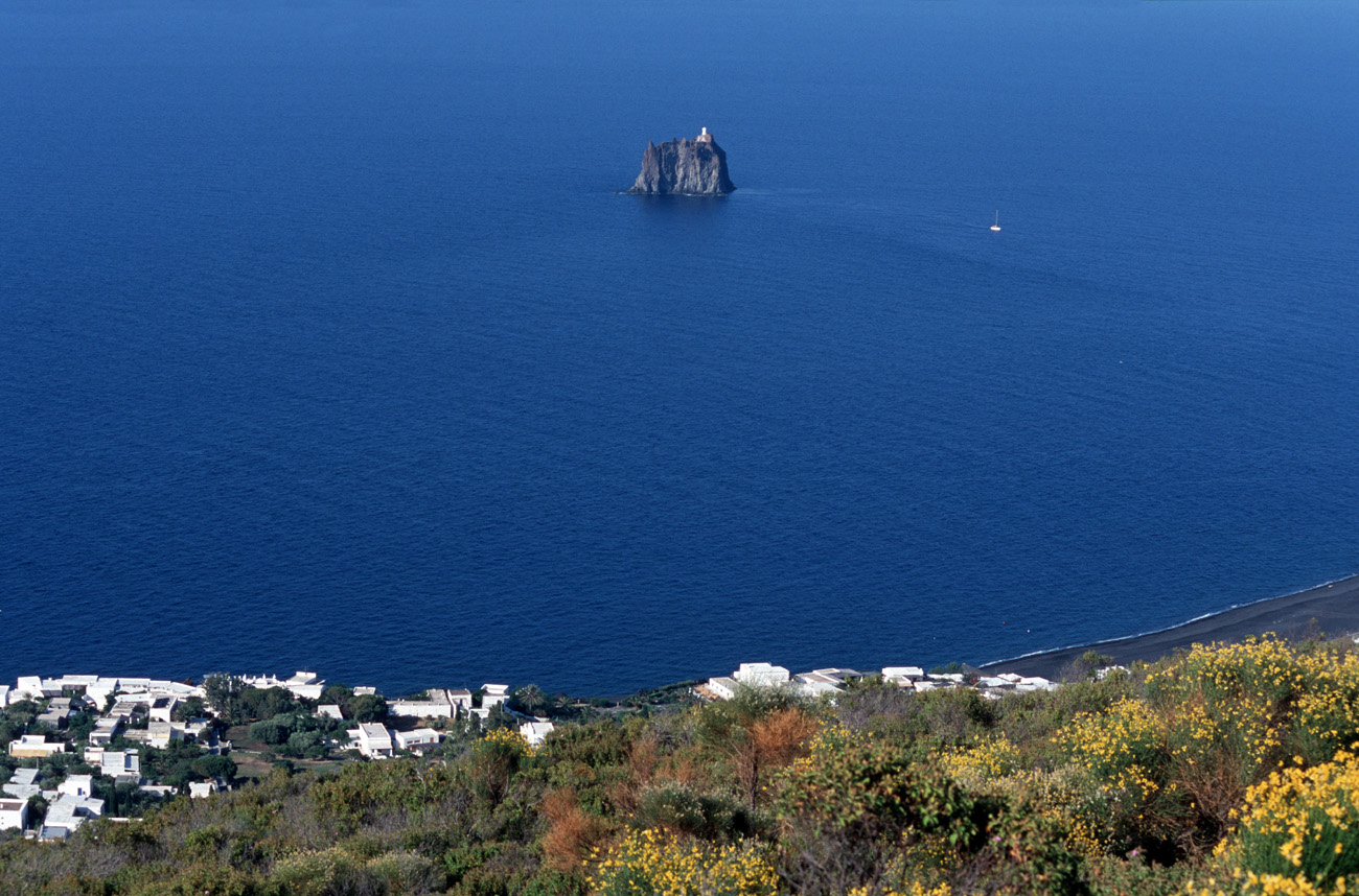eol06_384.jpg - Italie, îles Eoliennes Stromboli depuis le sentier de montée au cratère, les maisons blanches de San Vicenzo et l'ilôt Stromboliccio, reste d'un ancien volcan Fuji Velvia 100 F