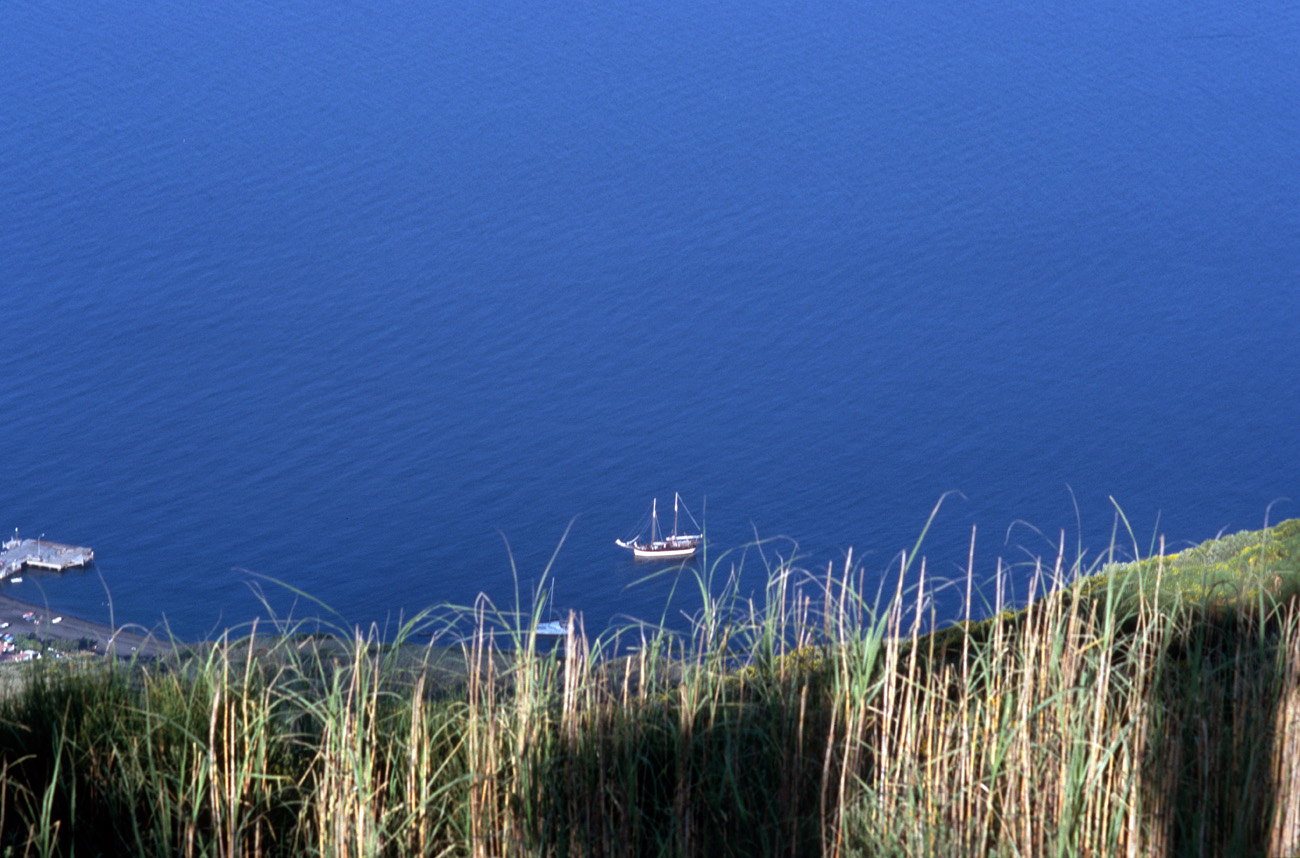 eol06_385.jpg - Italie, îles Eoliennes Stromboli depuis le sentier de montée au cratère, vue plongeante sur le Sigismondo au mouillage Fuji Velvia 100 F