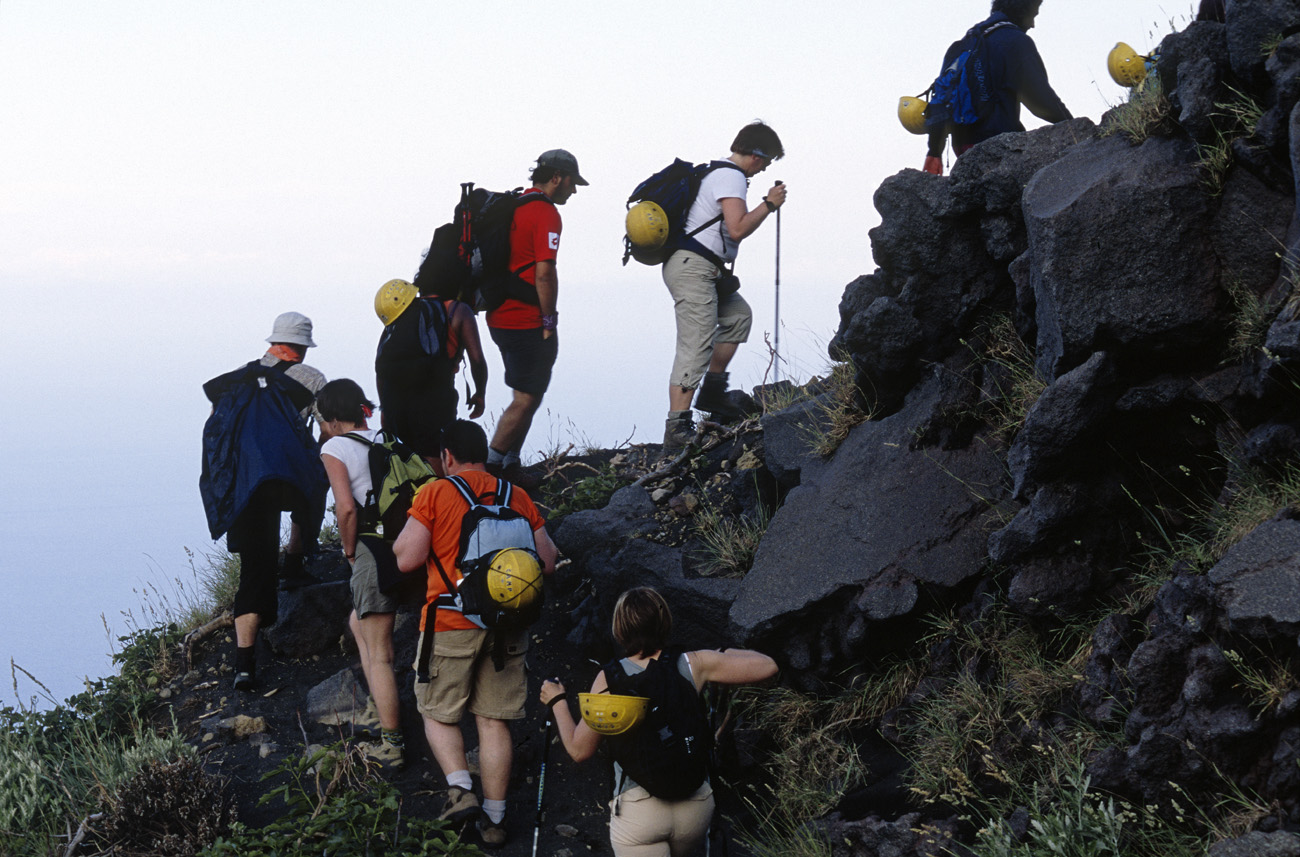 eol06_386.jpg - Italie, îles Eoliennes Stromboli montée au cratère : tout est parfaitement organisé par groupes de vingt personnes avec des guides professionnels, chacun a son casque, et il faut signer une décharge en partant. Fuji Velvia 100 F
