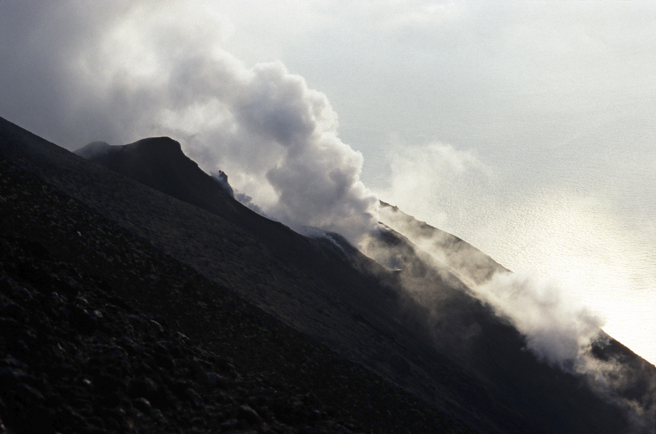 eol06_387.jpg - Italie, îles Eoliennes Stromboli en débouchant sur la crête, première vue sur le cratère actif Fuji Provia 400 F
