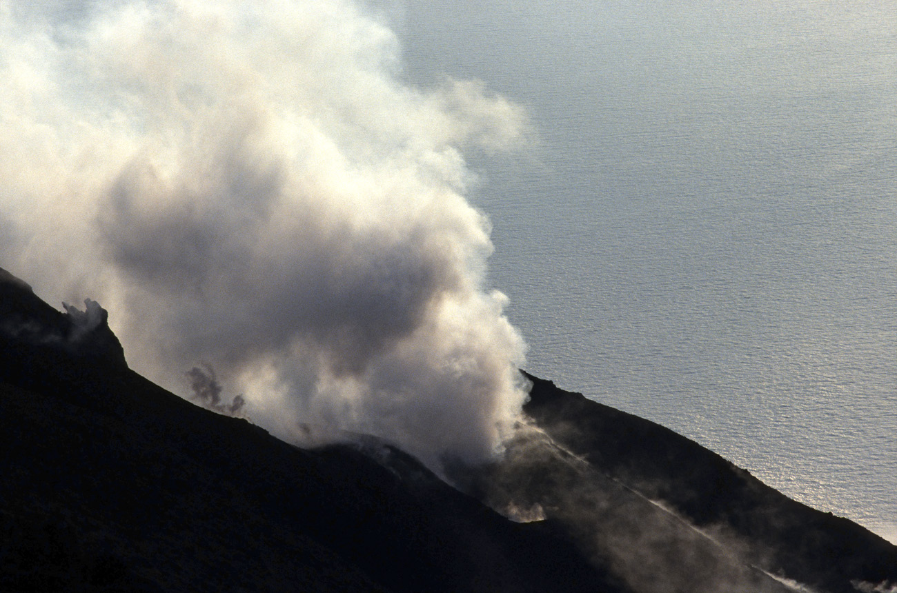 eol06_388.jpg - Italie, îles Eoliennes Stromboli en débouchant sur la crête, première vue sur le cratère actif Fuji Provia 400 F