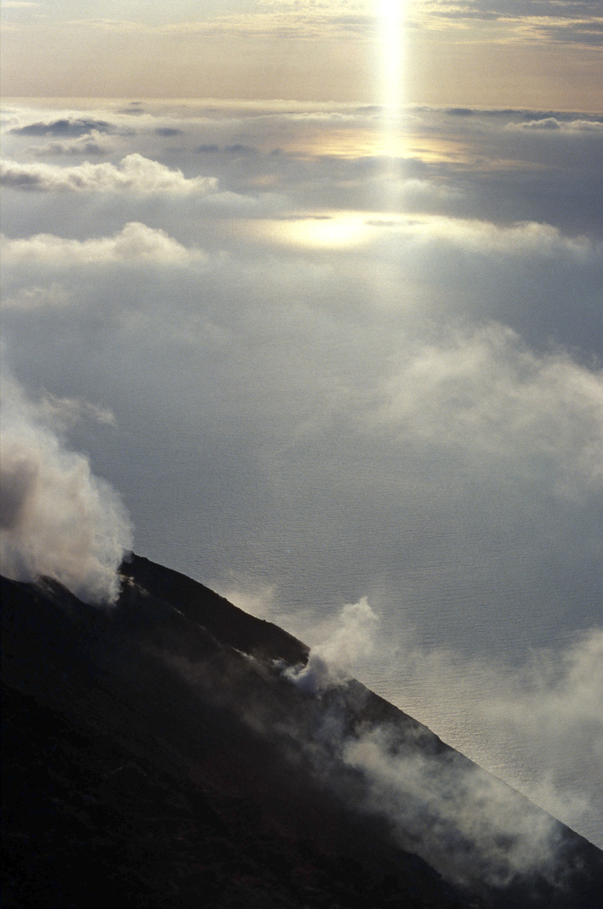 eol06_389.jpg - Italie, îles Eoliennes Stromboli coucher de soleil (à quelques minutes du haut du Stromboli) Fuji Provia 400 F