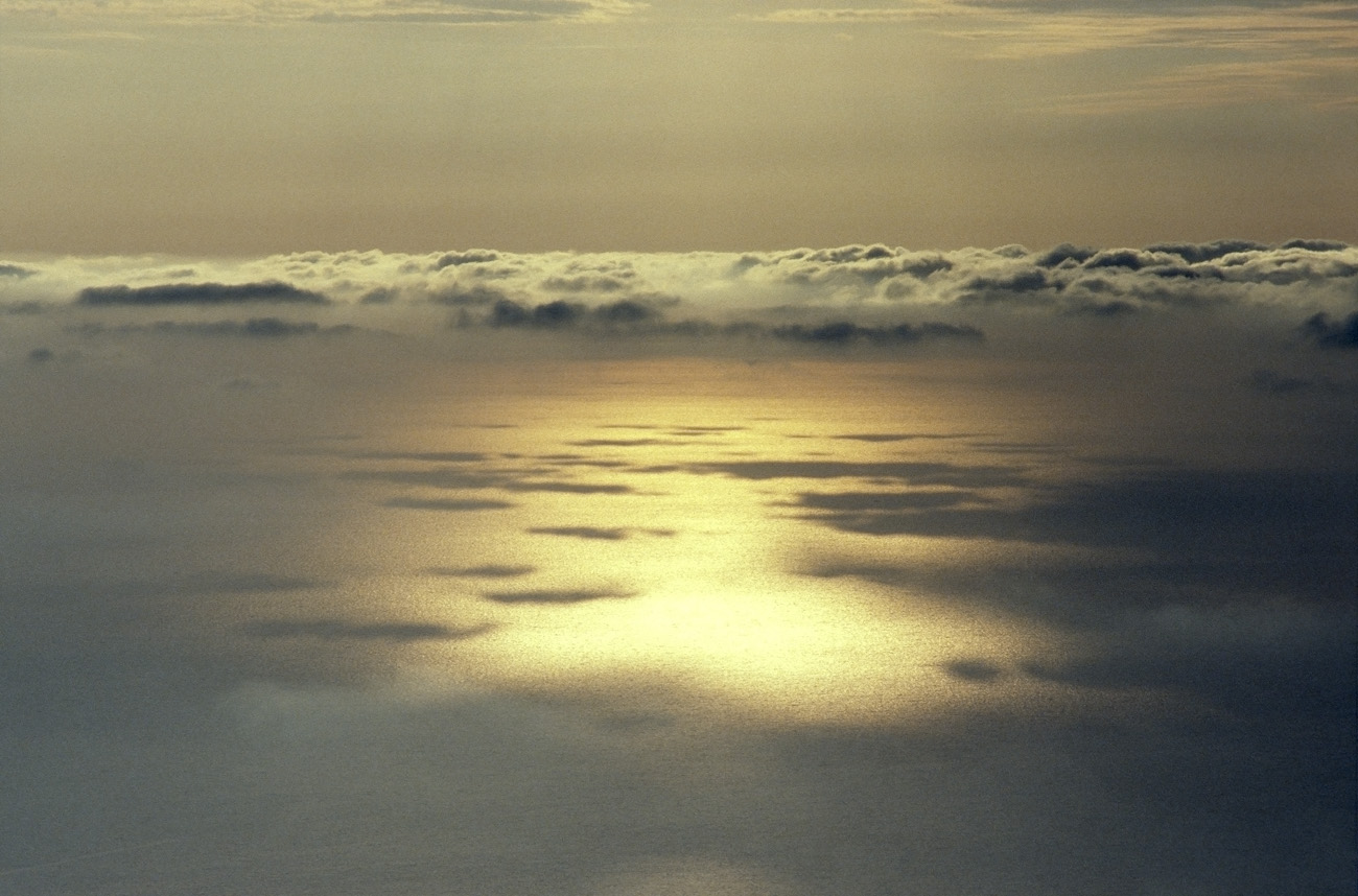 eol06_393.jpg - Italie, îles Eoliennes Stromboli reflets au-dessus du plafond de nuages Fuji Provia 400 F