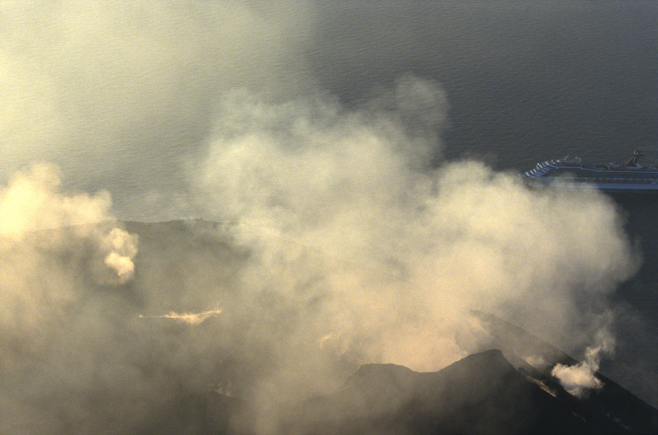 eol06_395.jpg - Italie, îles Eoliennes Stromboli fumées éclairées par le soleil couchant Fuji Provia 400 F