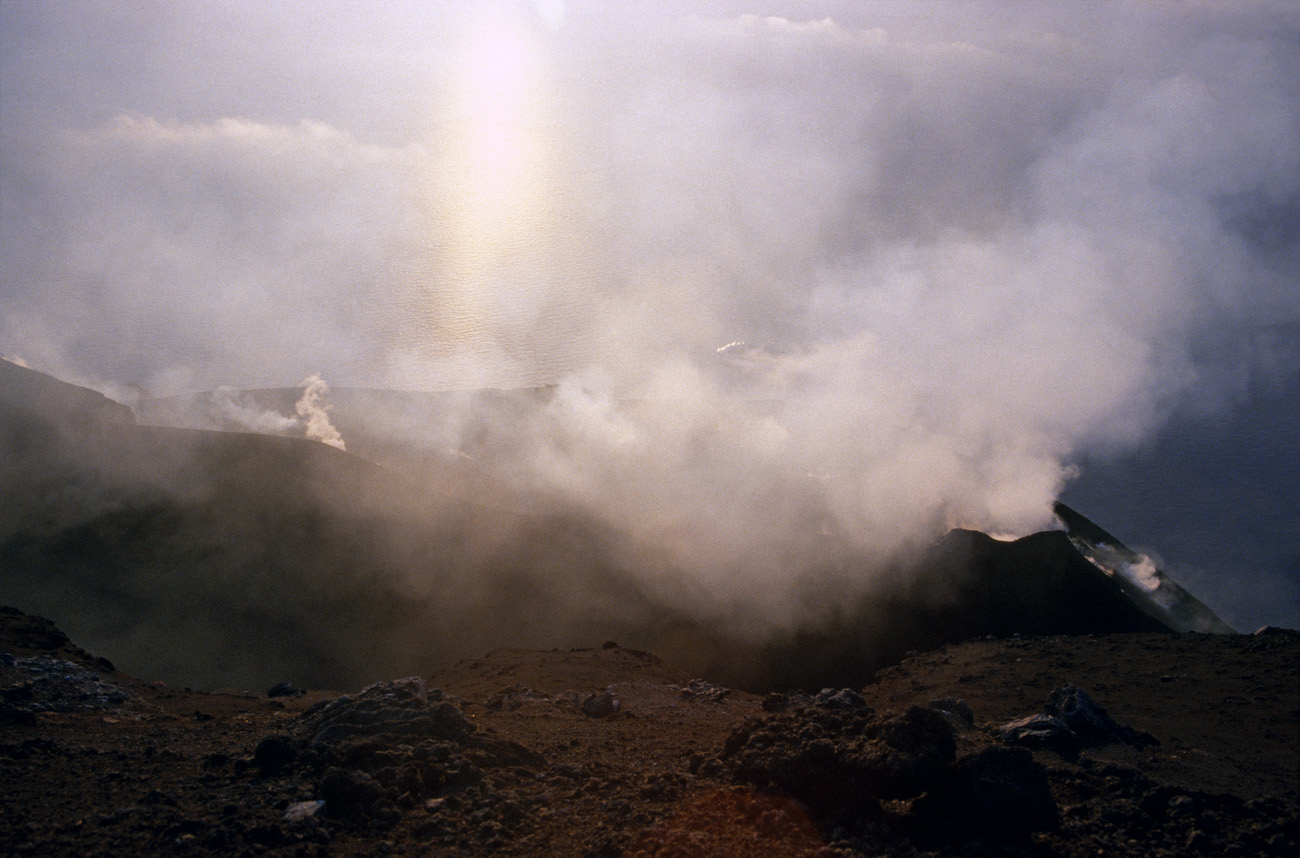 eol06_396.jpg - Italie, îles Eoliennes Stromboli fumées éclairées par le soleil couchant Fuji Provia 400 F