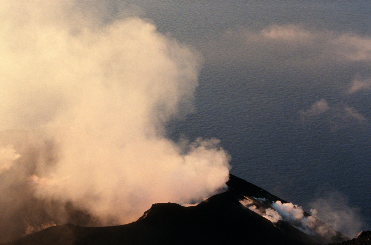 eol06_398.jpg - Italie, îles Eoliennes Stromboli dernières caresses du soleil sur les fumées volcaniques Fuji Provia 400 F