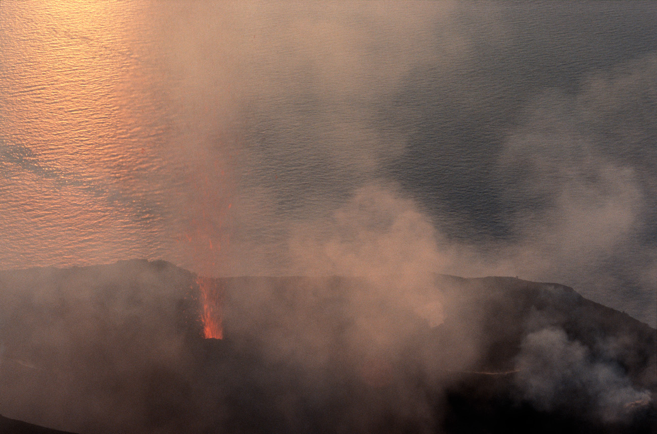 eol06_399.jpg - Italie, îles Eoliennes Stromboli le spectacle commence tandis que les dernières lueurs du soleil couchant rougissent la surface de la mer Fuji Provia 400 F