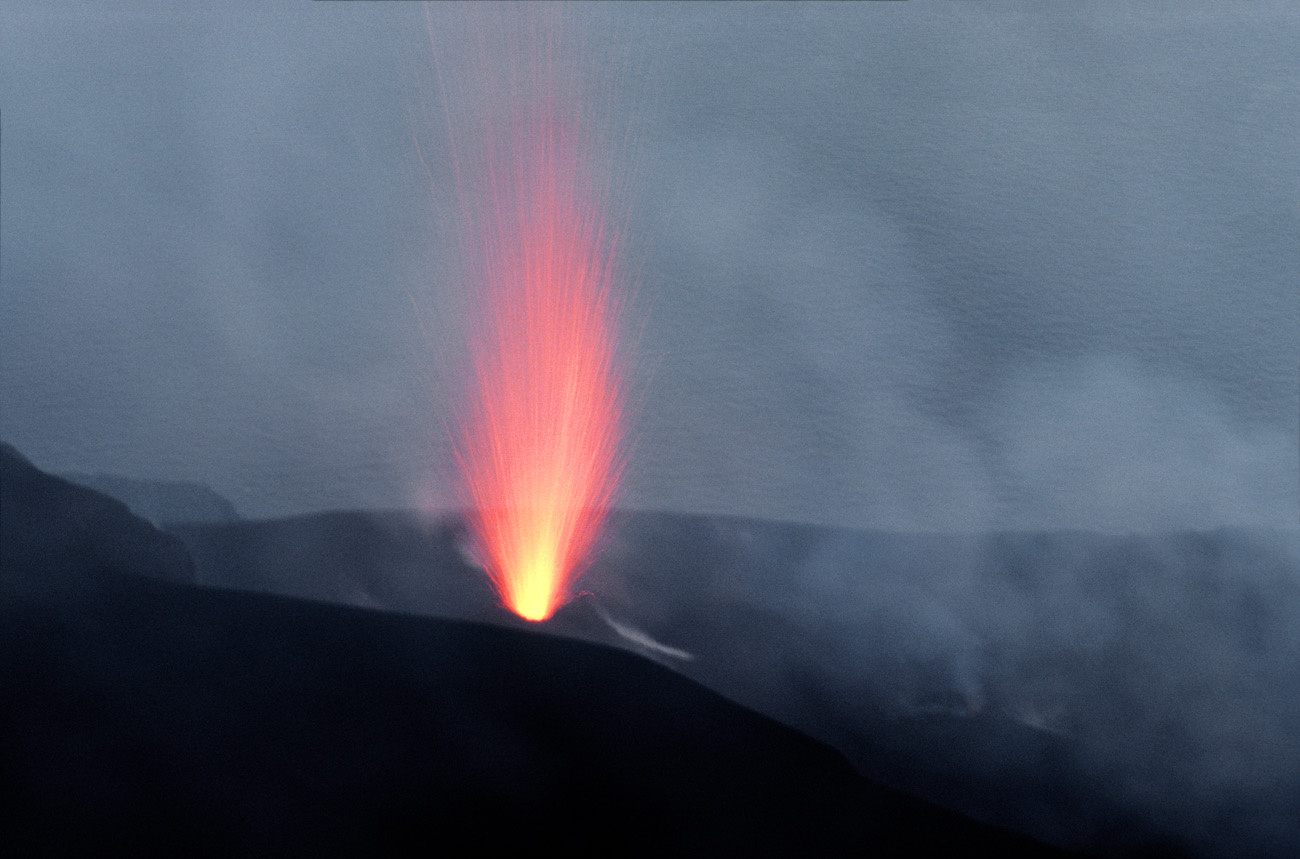 eol06_402.jpg - Italie, îles Eoliennes Stromboli cinq bouches presque alignées crachent tour à tour le magma sur plusieurs centaines de mètres de hauteur Fuji Provia 400 F