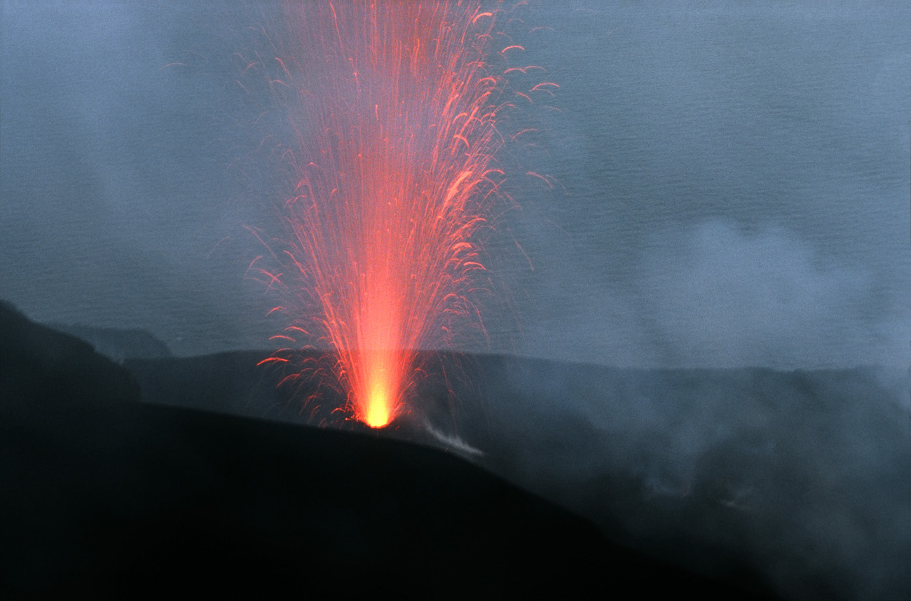 eol06_403.jpg - Italie, îles Eoliennes Stromboli cinq bouches presque alignées crachent tour à tour le magma sur plusieurs centaines de mètres de hauteur Fuji Provia 400 F
