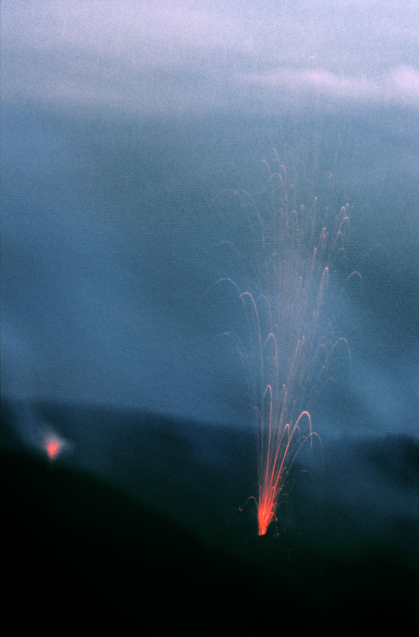 eol06_406.jpg - Italie, îles Eoliennes Stromboli cinq bouches presque alignées crachent tour à tour le magma sur plusieurs centaines de mètres de hauteur Fuji Provia 400 F