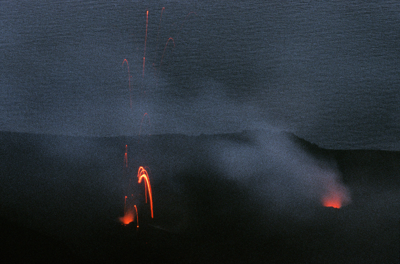 eol06_408.jpg - Italie, îles Eoliennes Stromboli la nuit tombe peu à peu Fuji Provia 400 F