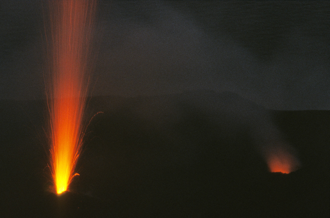 eol06_409.jpg - Italie, îles Eoliennes Stromboli chaque jaillissement dure entre 4 et 10 secondes, précédé par un bruit aigu Fuji Provia 400 F