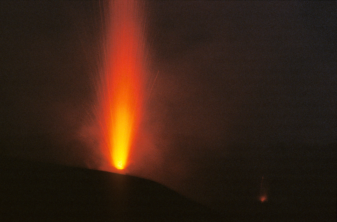 eol06_410-z.jpg - Italie, îles Eoliennes Stromboli chaque jaillissement dure entre 4 et 10 secondes, précédé par un bruit aigu Fuji Provia 400 F