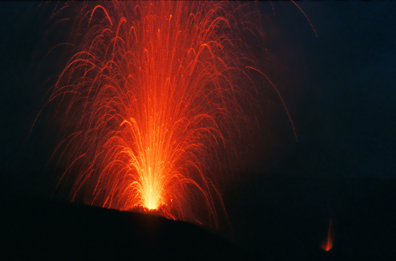 eol06_411-z.jpg - Italie, îles Eoliennes Stromboli le rendu en gerbes est possible par la photographie en pose, ici 4 secondes Fuji Provia 400 F