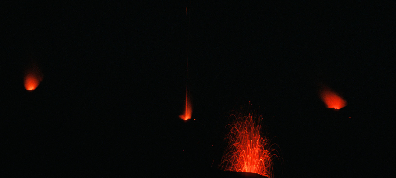 eol06_416-p.jpg - Italie, îles Eoliennes Stromboli cinq bouches crachent tour à tour le magma sur plusieurs centaines de mètres de hauteur, ici on voit quatre d'entre elles  Fuji Provia 400 F