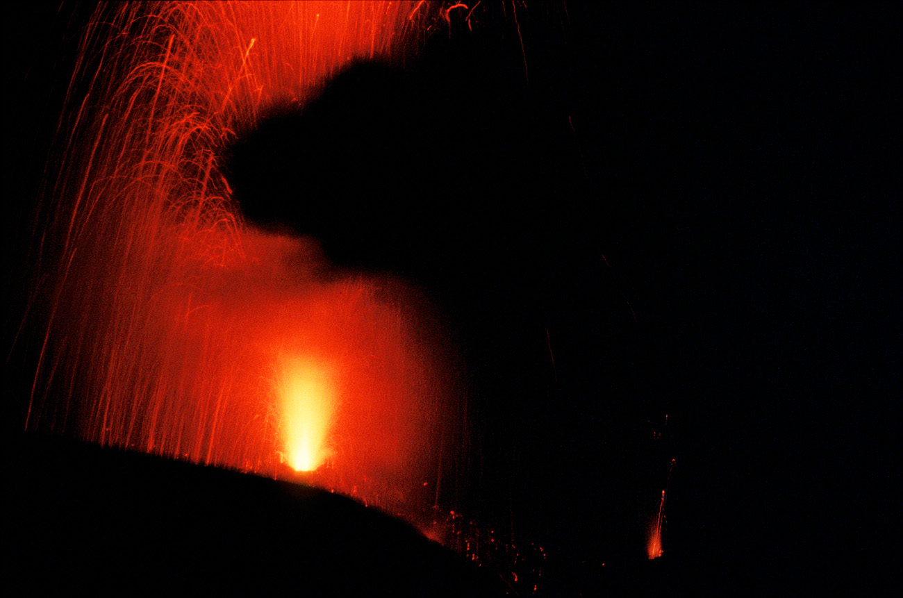 eol06_422.jpg - Italie, îles Eoliennes Stromboli un nuage vient masquer l'éruption Fuji Provia 400 F