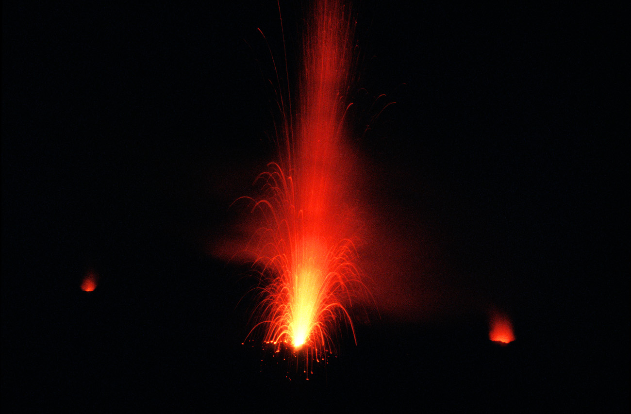 eol06_425.jpg - Italie, îles Eoliennes Stromboli le début.. Fuji Provia 400 F