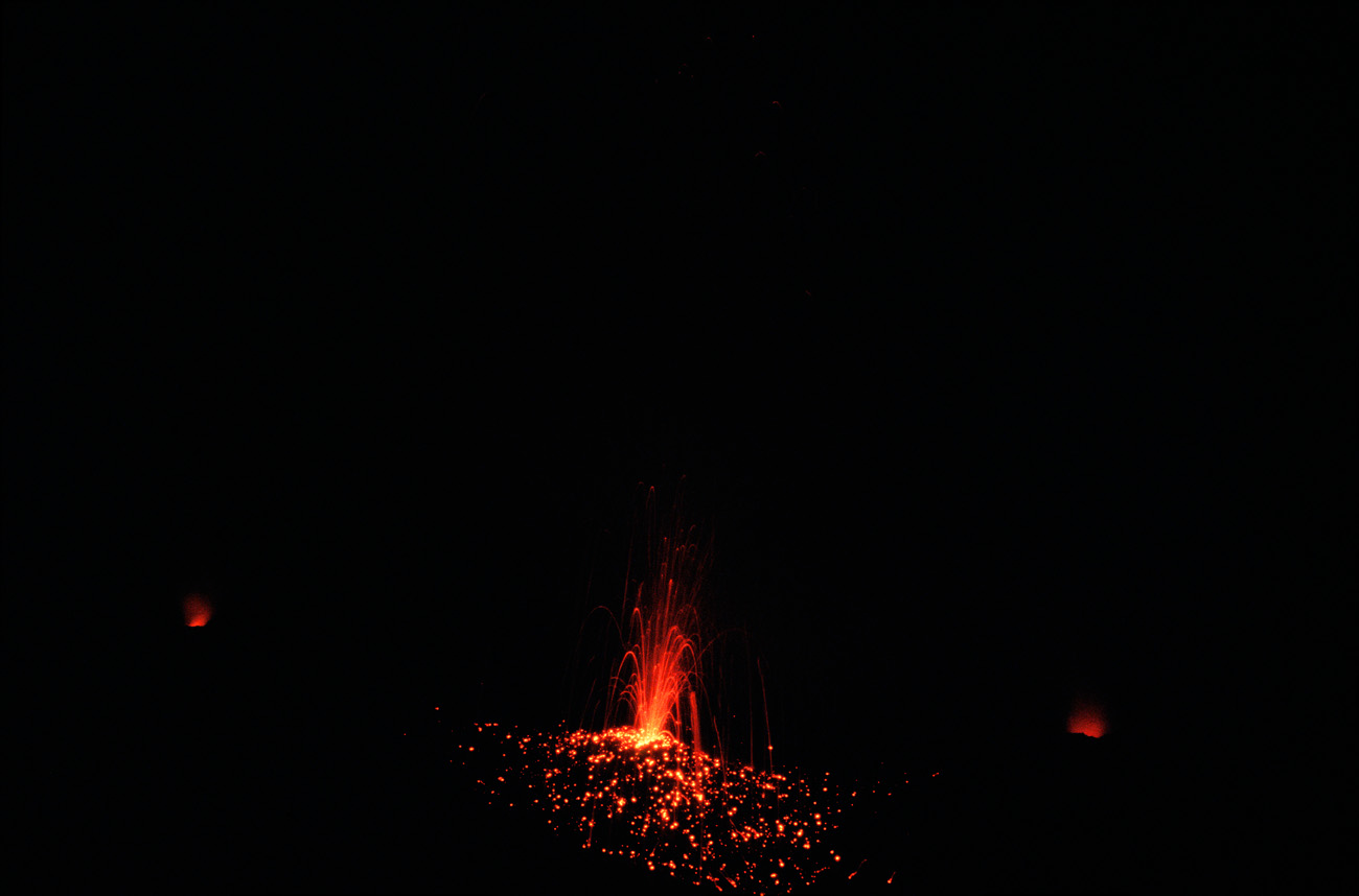 eol06_426.jpg - Italie, îles Eoliennes Stromboli et la fin.. Fuji Provia 400 F