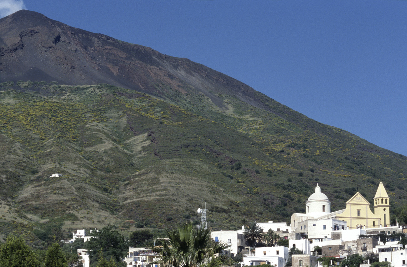 eol06_434.jpg - Italie, îles Eoliennes Stromboli San Vicenzo dominé par l'énorme cône du volcan Fuji Provia 400 F
