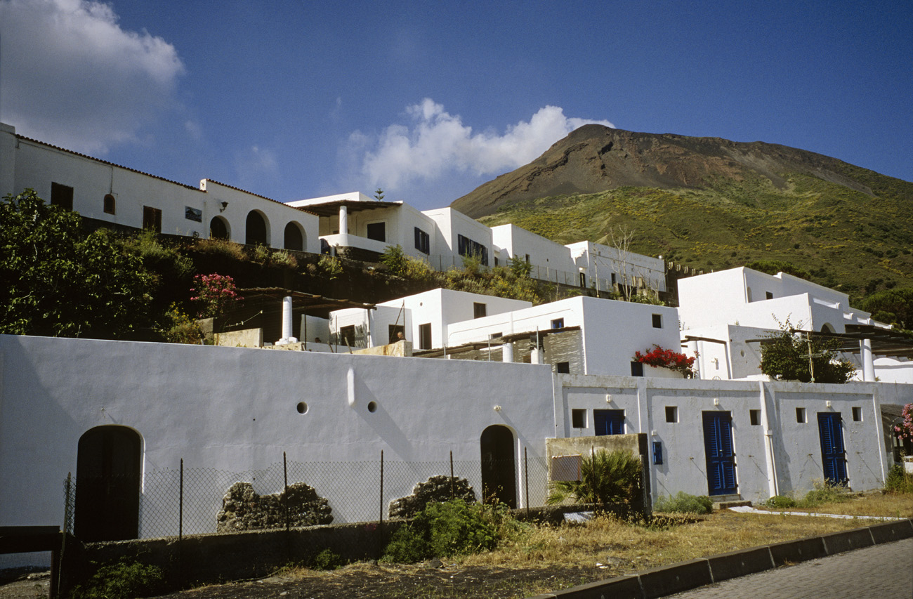 eol06_434la.jpg - Italie, îles Eoliennes Stromboli  belles demeures le long de la plage du village de San Vicenzo Fuji Velvia 100F