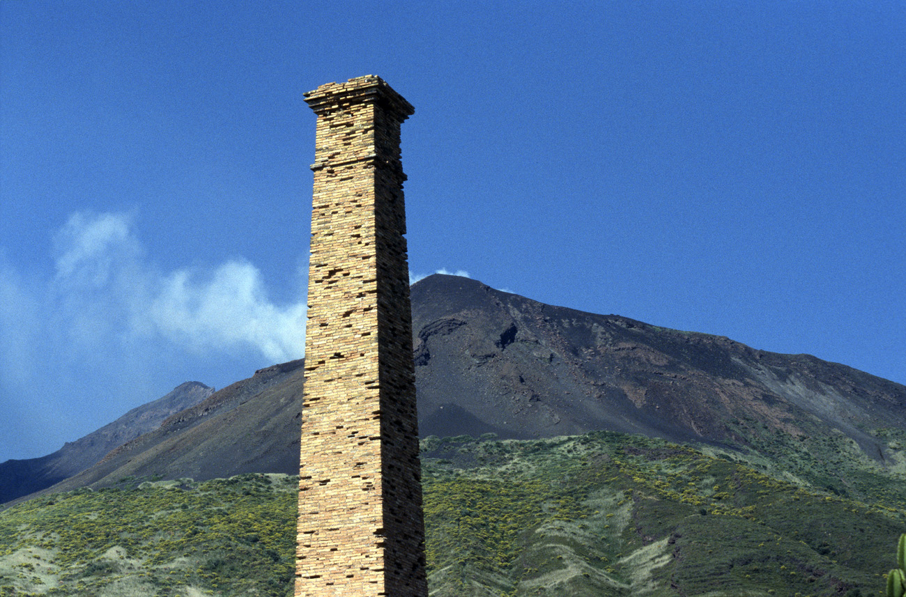 eol06_435.jpg - Italie, îles Eoliennes Stromboli cheminées superposées Fuji Provia 400 F