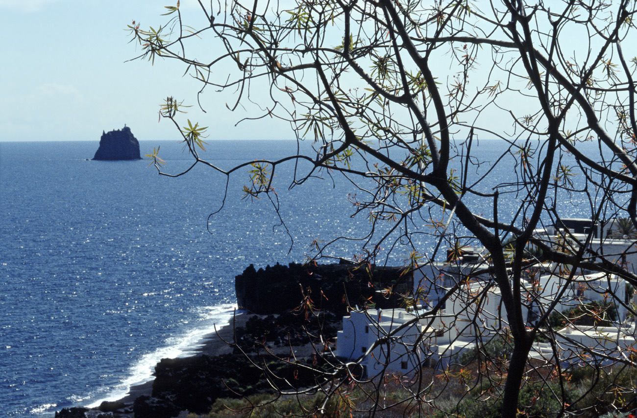 eol06_444.jpg - Italie, îles Eoliennes Stromboli les dernières maisons de San Bartolo et le Strombolicchio Fuji Provia 400 F