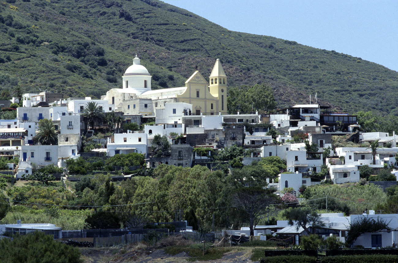 eol06_447.jpg - Italie, îles Eoliennes Stromboli San Vicenzo Fuji Provia 400 F