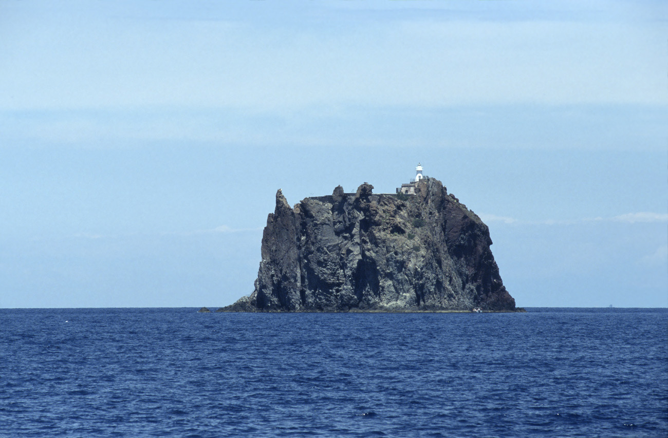 eol06_449.jpg - Italie, îles Eoliennes Stromboli le Strombolicchio Fuji Provia 400 F