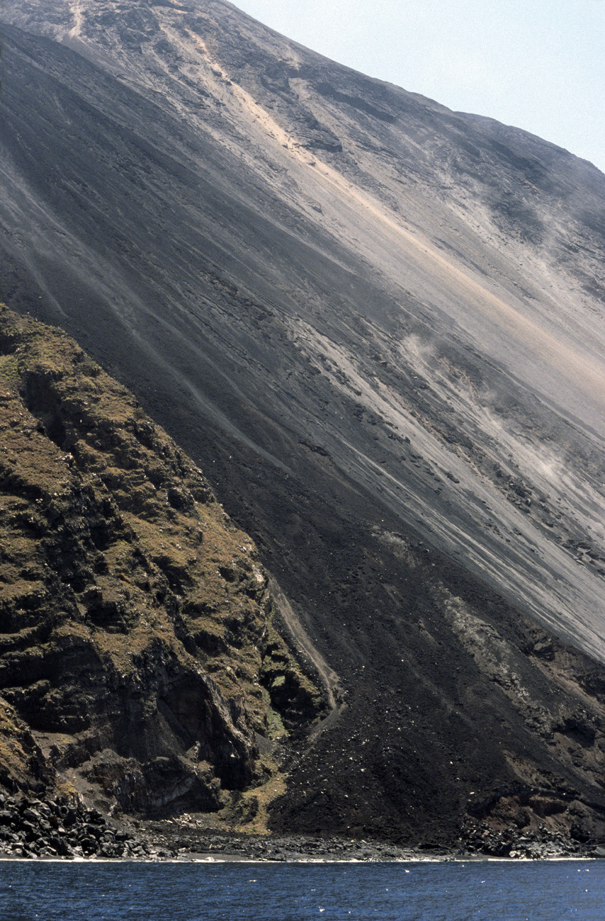 eol06_450.jpg - Italie, îles Eoliennes Stromboli sciara del Fuoco, le côté exposé du cratère Fuji Provia 400 F