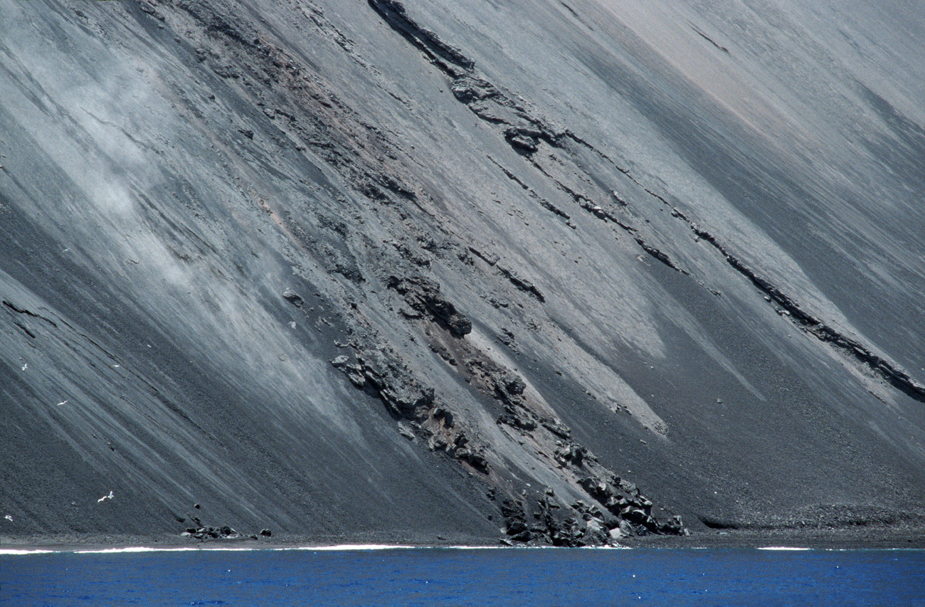 eol06_452.jpg - Italie, îles Eoliennes Stromboli sciara del Fuoco, le côté exposé du cratère Fuji Provia 400 F