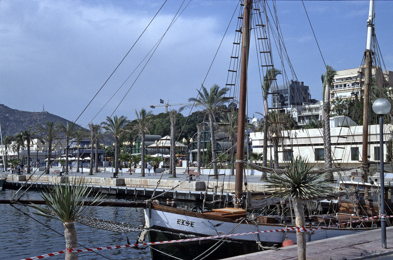 mar04_1_021.jpg - Costa del Sol, octobre-novembre 2004 Cartagena le port Fuji PROVIA 400 F