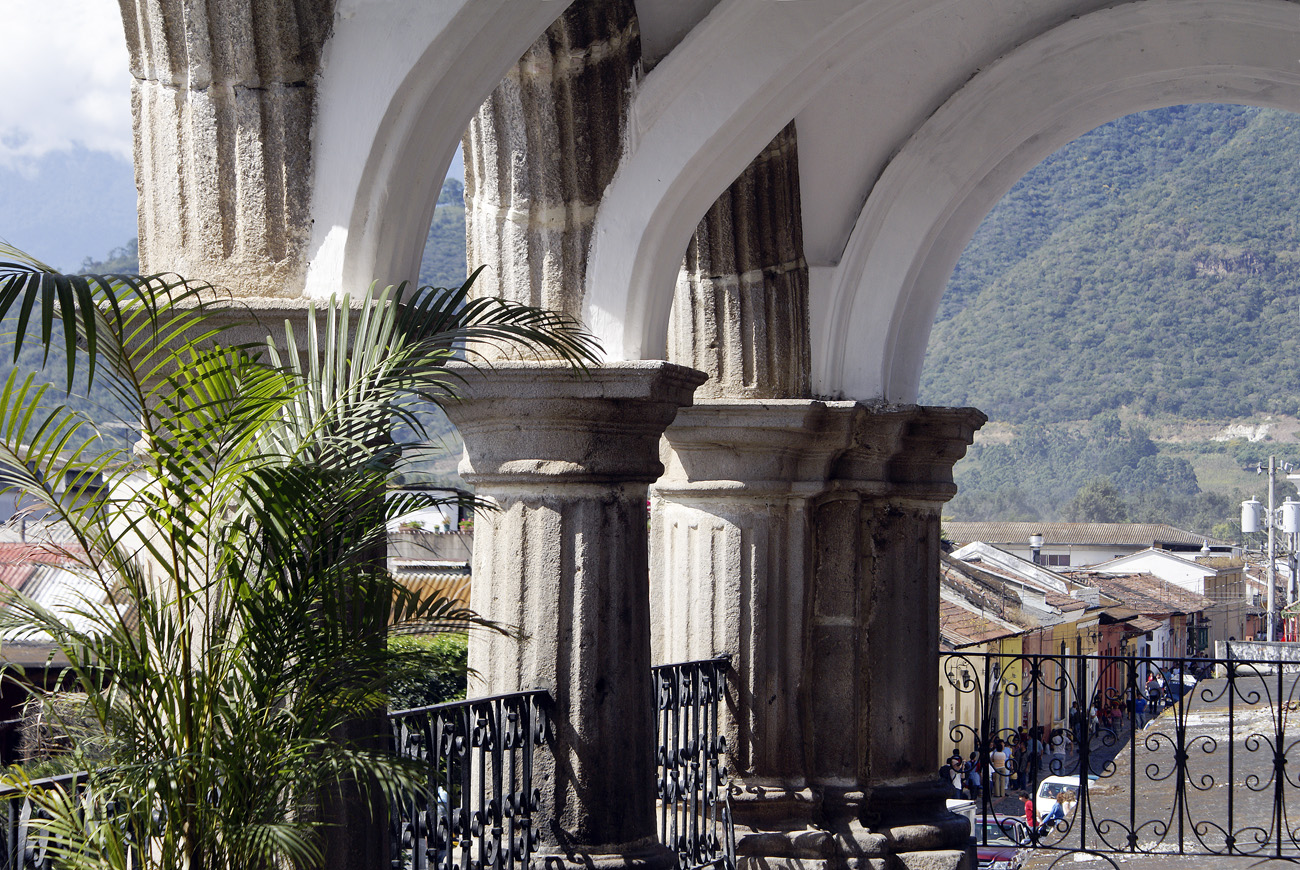gua06_0012.jpg - Antigua balcon du palacio del Ayuntamento