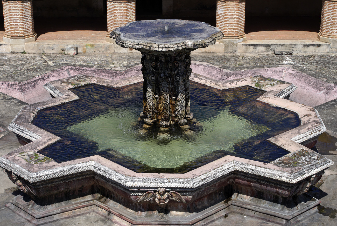 gua06_0044.jpg - Antigua superbe fontaine du couvent de la Merced
