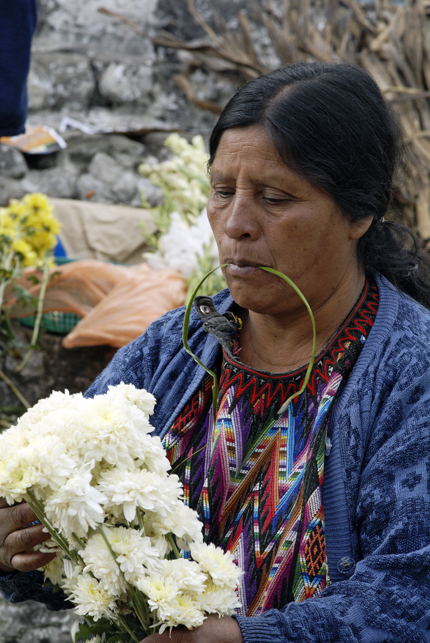 gua06_0085.jpg - Chichicastenango attachons ce bouquet