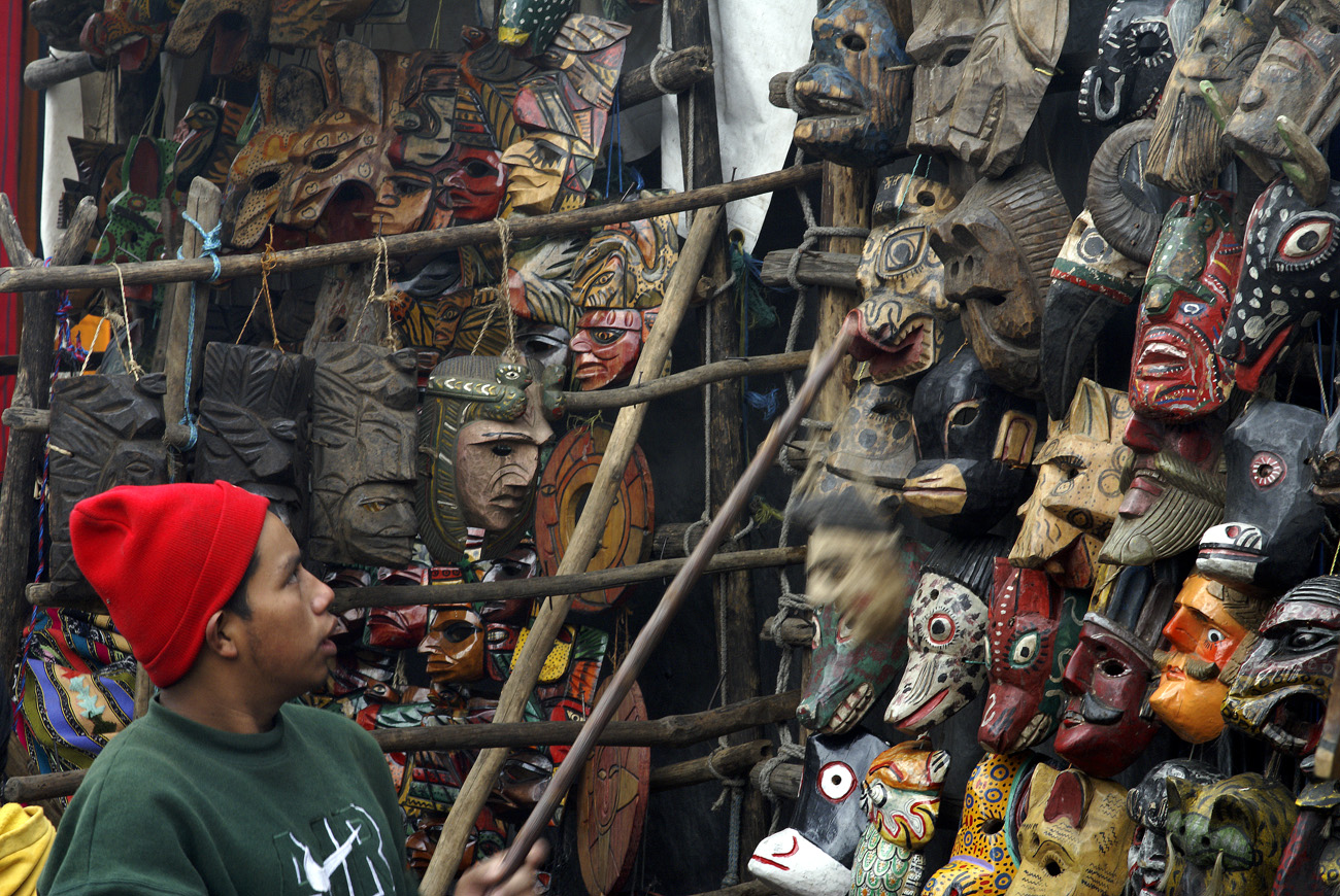gua06_0086.jpg - Chichicastenango le vendeur de masques : les plus colorés sont utilisés lors des fêtes traditionnelles