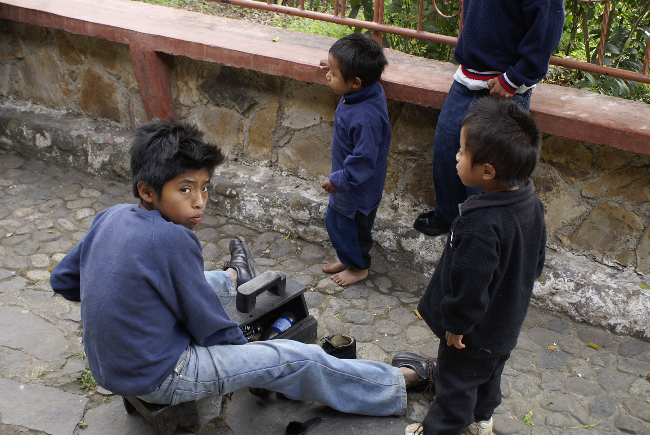 gua06_0092.jpg - Chichicastenango j'aime pas trop qu'on me tire le portrait..