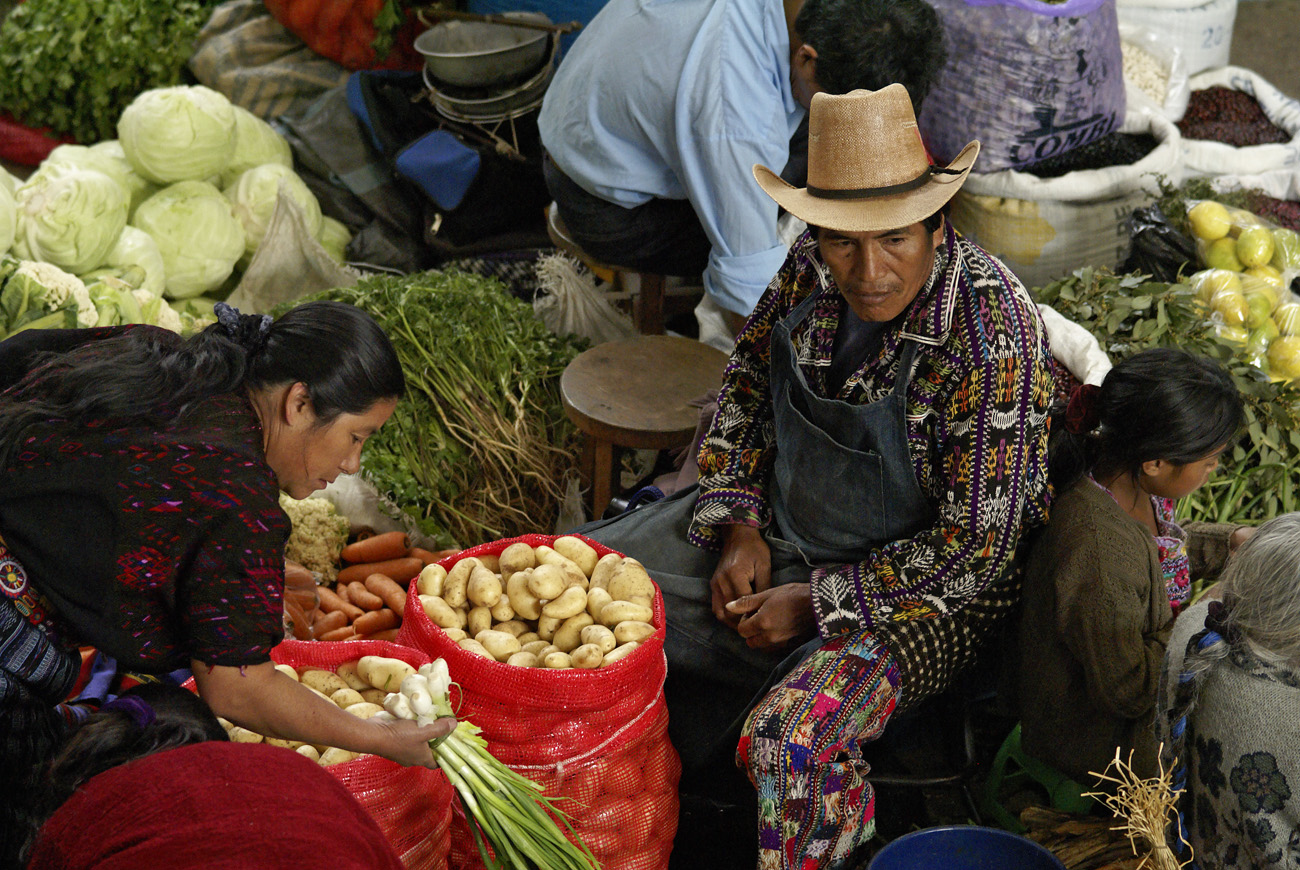 gua06_0100.jpg - Chichicastenango scène du marché couvert